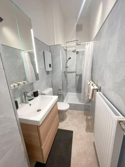 Modern Cozy Apt. -With 2 Tv, Netflix And Work Desk إسن المظهر الخارجي الصورة